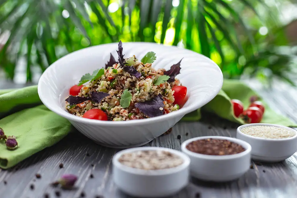 salada de quinoa, castanhas e damasco